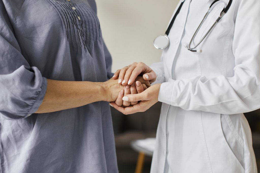¿Cómo se evalúa la cirugía bariátrica en personas mayores?